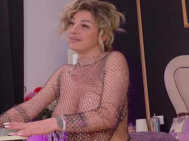 DeeaDiamond1 from BongaCams