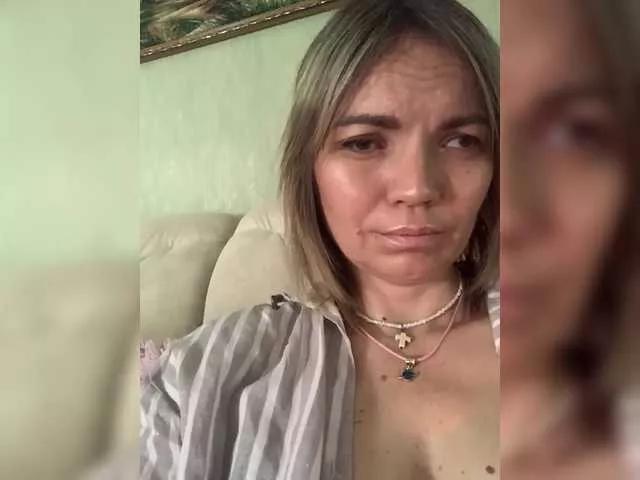 Ella-Pearlie from BongaCams