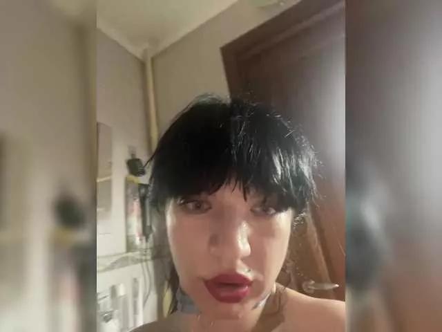 Laylay13 from BongaCams