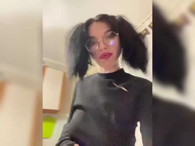 Laylay13 from BongaCams