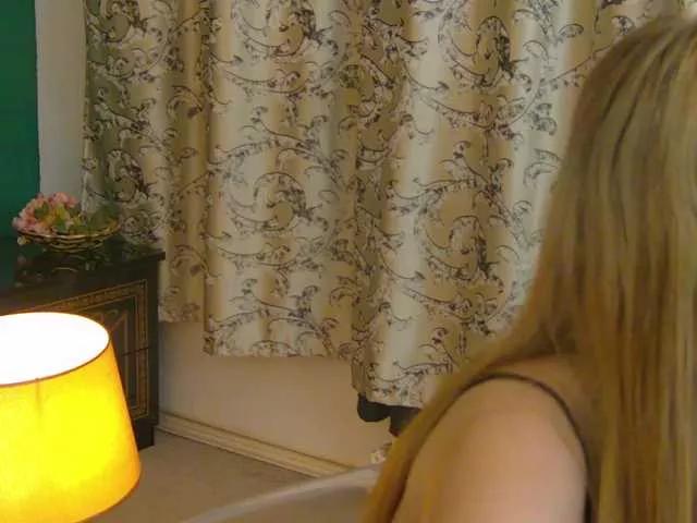 LittlePoem from BongaCams
