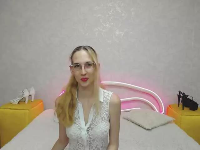 LizzieBrait from BongaCams