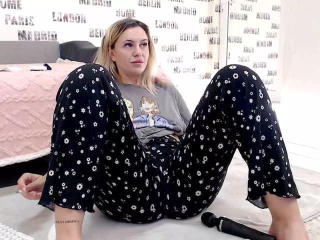 sweetdaiana23 from BongaCams