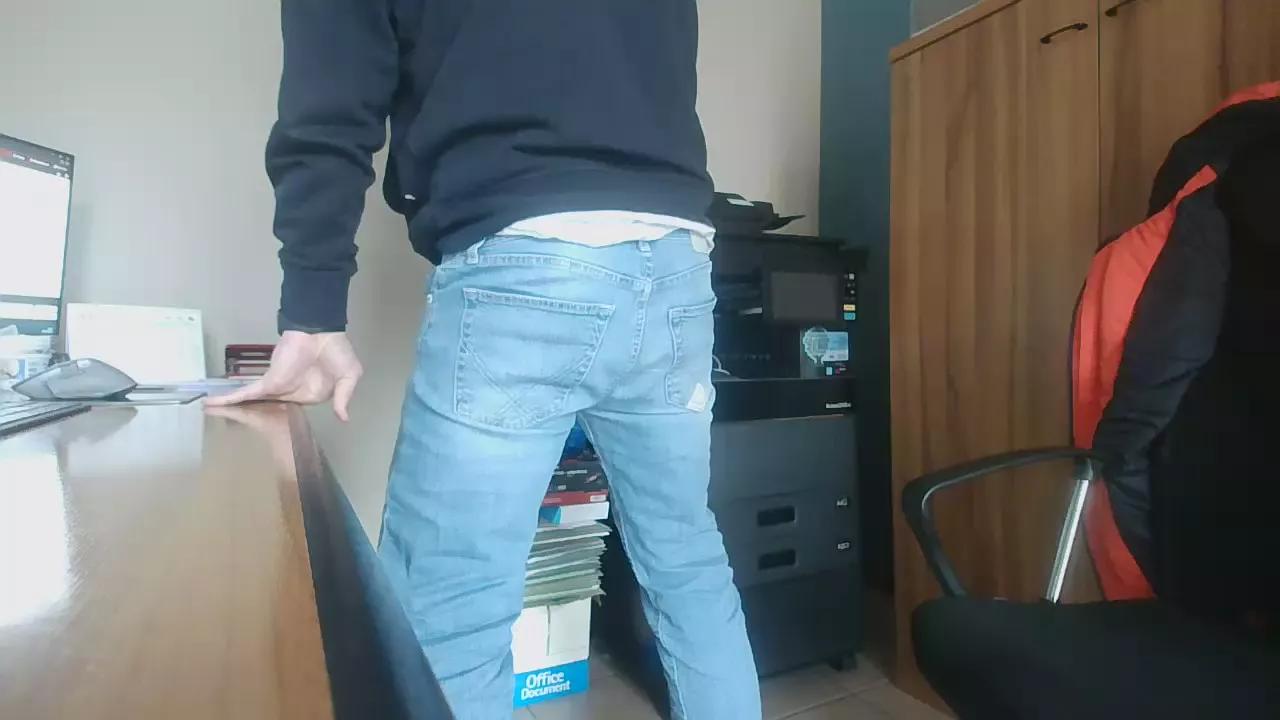 adam9987 from Cam4