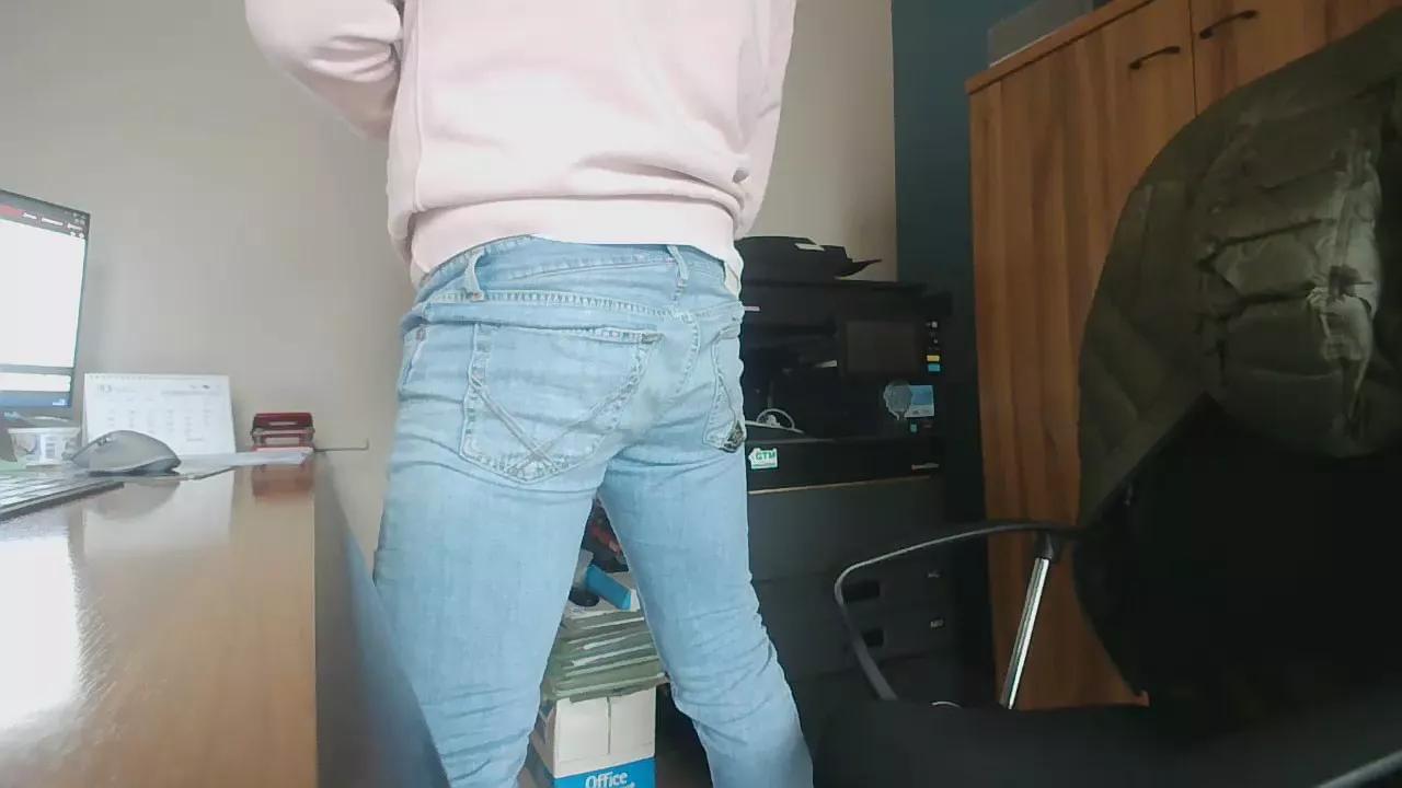 adam9987 from Cam4
