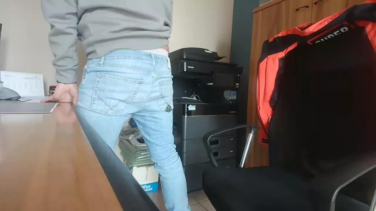 adam9987 from Cam4