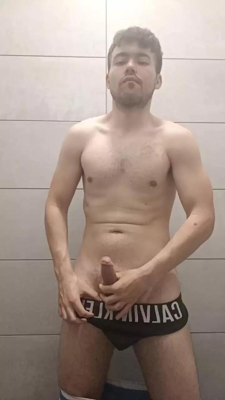 rodrigo1995 from Cam4