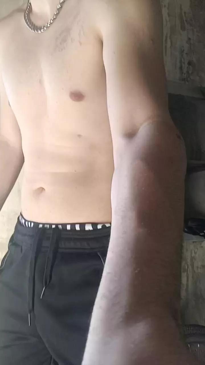 rodrigo1995 from Cam4