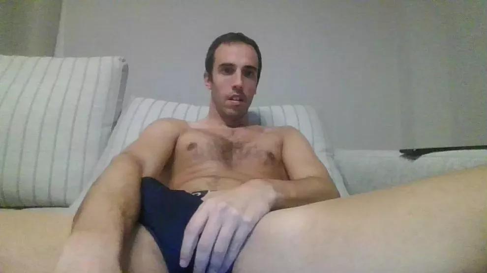 runner29xxx from Cam4