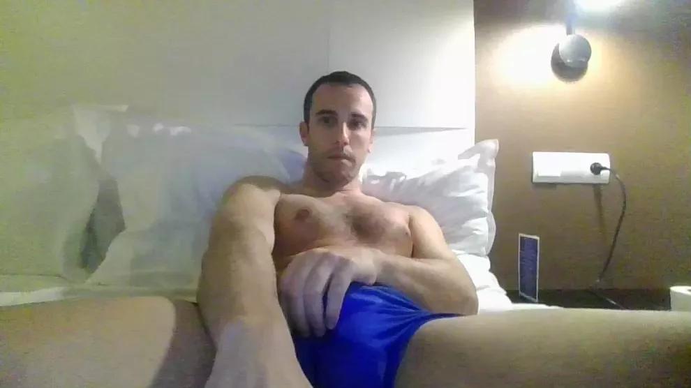 runner29xxx from Cam4