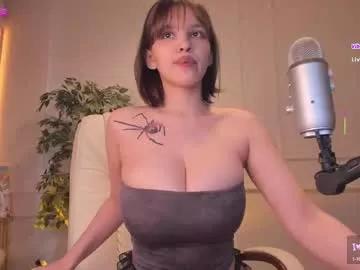 adalyn_glow from Chaturbate