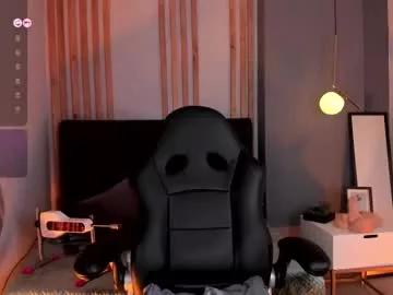 lara_bombshell from Chaturbate