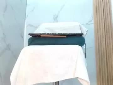 mollyguns from Chaturbate