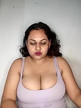 bumblebeegirl from StripChat is Freechat