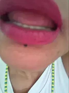 gatadeojosclaros from StripChat is Freechat