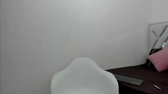 leslyylove from StripChat