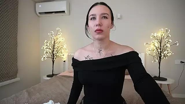 NikkiGoldSide from StripChat