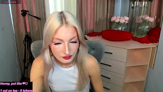 Sarrah_blush from StripChat