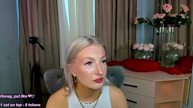 Sarrah_blush from StripChat