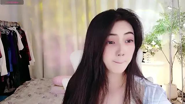 Yangyang-777 from StripChat