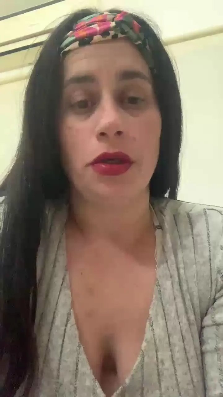 Offline hotcurvi1 on Cam4