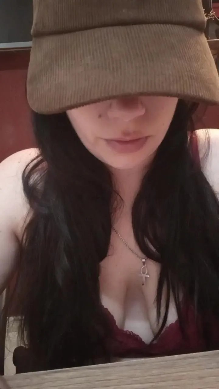 Offline hotcurvi1 on Cam4