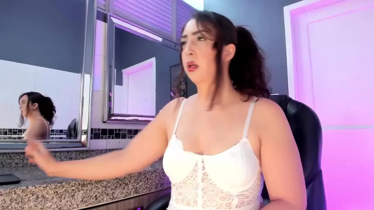 Offline Charrlottee on Streamray