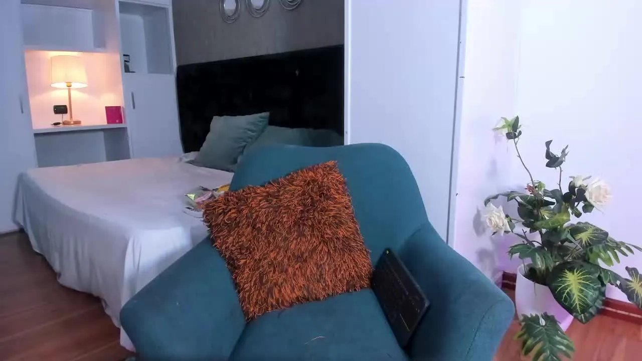 Offline MilenaCrown on Streamray