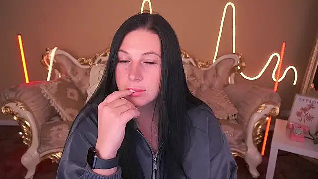 ArianaDarkk on StripChat 