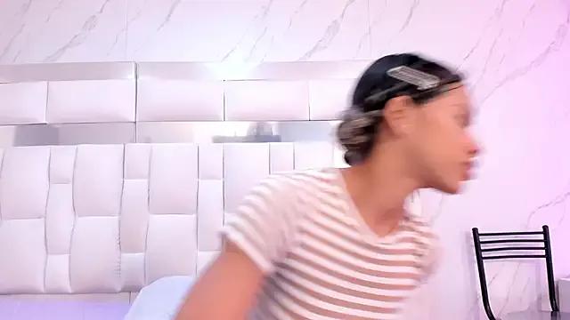 StripChat BritneyCollins is Freechat BritneyCollins — the water flows down the tummy in pantie