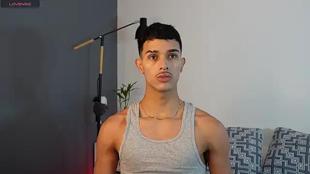 StripChat Busterspinter is Freechat Busterspinter — lick and kiss biceps