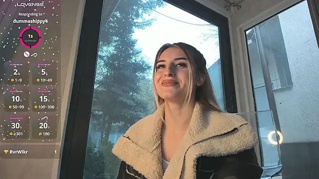 Ella_Vee on StripChat 