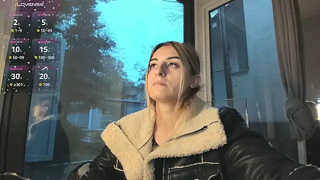 Ella_Vee on StripChat 