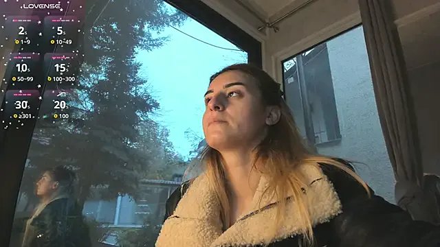 Ella_Vee on StripChat 