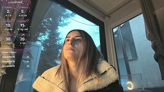 Ella_Vee on StripChat 