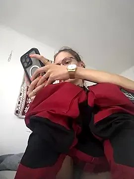 Freechat HoneySquirrel on StripChat