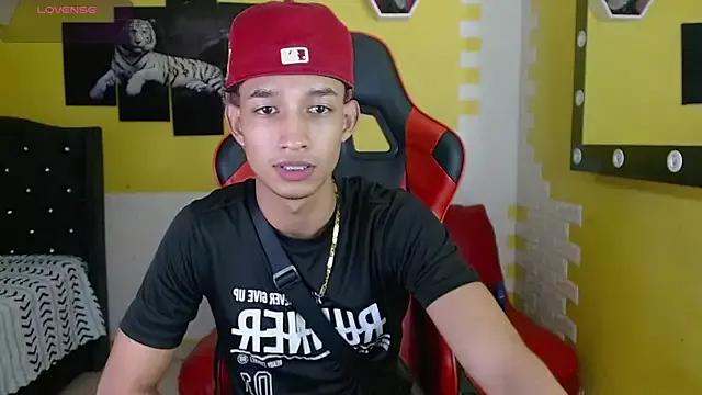 Freechat jose_sexycumm on StripChat