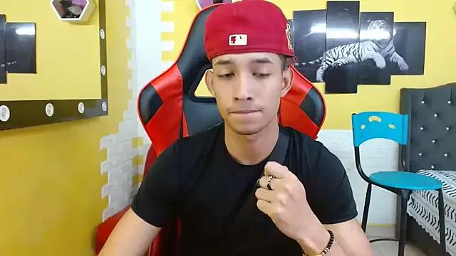 Freechat jose_sexycumm on StripChat