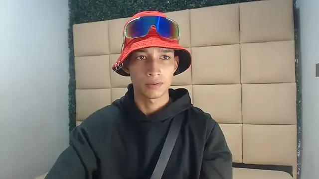 Freechat jose_sexycumm on StripChat