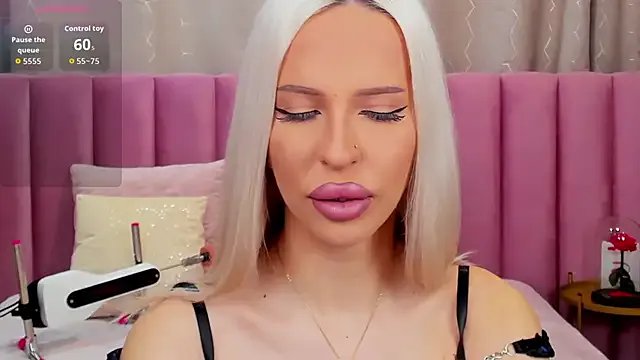 Freechat KailaCrystall on StripChat