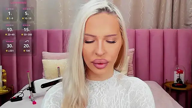 Freechat KailaCrystall on StripChat