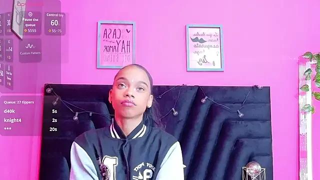 Freechat littleebonymommy on StripChat