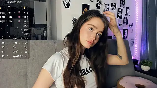 Freechat lovelyalivia on StripChat