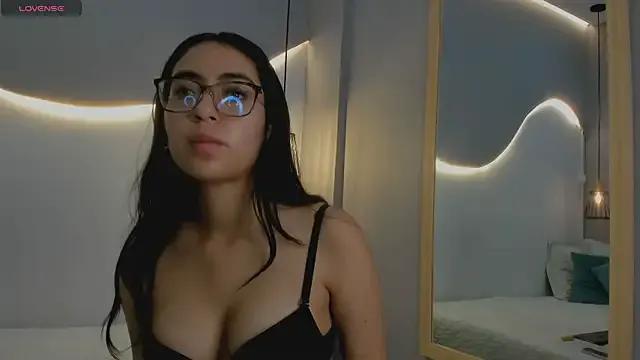 Freechat lucelly_15 on StripChat