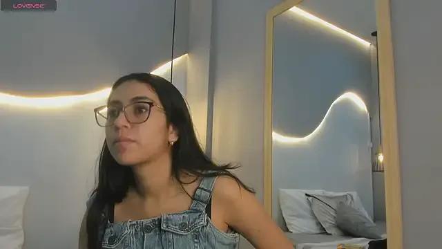 Freechat lucelly_15 on StripChat