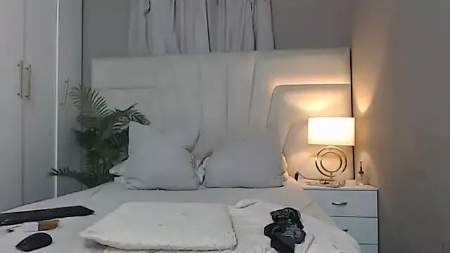 Freechat naughtyblackdolie on StripChat