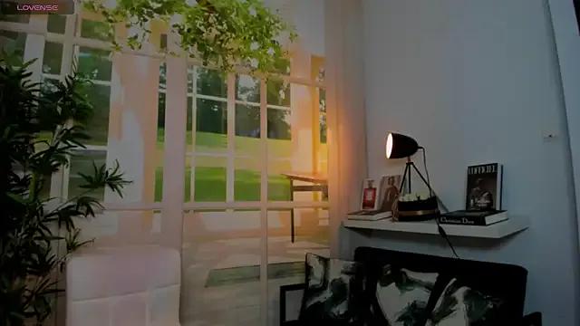 Freechat pretty_little_thing on StripChat