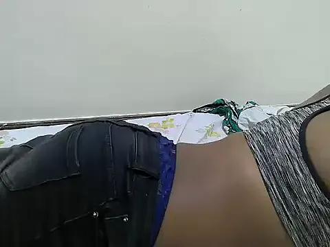 Freechat prettybeee on StripChat