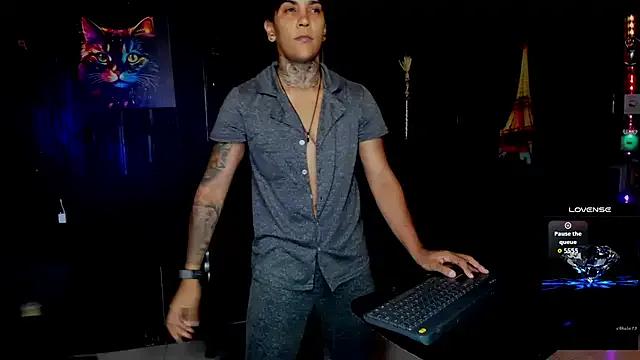 Freechat ZhoeStrong on StripChat